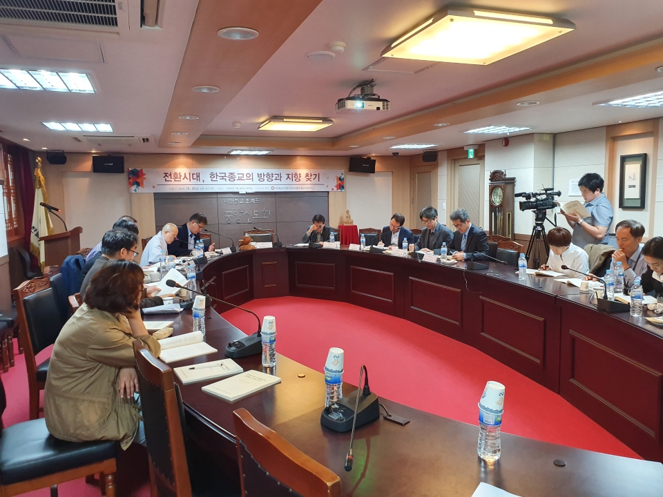 불교사회연구소는 10월25일 서울 전법회관 3층 회의실에서 변화하는 미래사회 종교의 역할과 과제를 되짚는 연찬회를 개최했다.