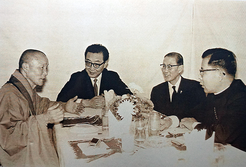 1971년 조선일보 신년호 좌담에서 청담스님(왼쪽)이 종교지도자들과 의견을 나누고 있는 모습. 맨 오른쪽은 김수환 추기경, 그 옆에 한경직 목사의 모습도 보인다.