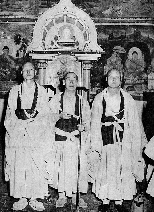 1956년 네팔에서 열린 제4회 세계불교도대회에 참석한 청담스님(맨 왼쪽). 가운데 효봉스님 맨 오른쪽 동산스님의 모습.