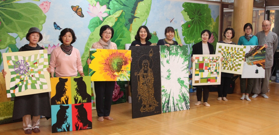 11월4일부터 9일까지 ‘연아트展’을 여는 서울 연화사 미술교실 ‘연아트’ 회원들이 지난 10월29일 자신의 전시 작품을 선보였다.