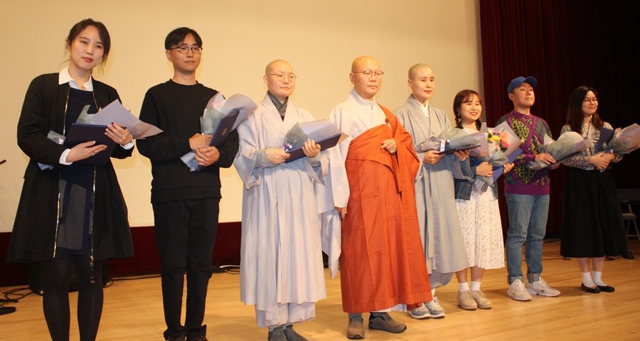 11월2일 열린 2019 청년대학생 신행축제에서 포교원 영상공모전 수상자들과 포교원장 지홍스님이 자리를 함께 했다.