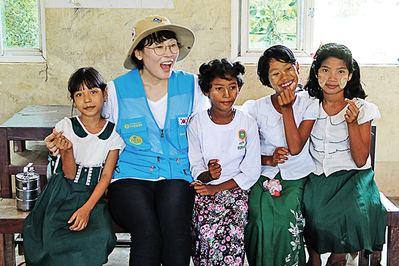어색하고 수줍은 표정으로 자칫 무뚝뚝해 보이기까지 하는 미얀마 아욱닉 마을 어린이들과 사진을 찍으면서 나도 모르게 많이 웃었다.