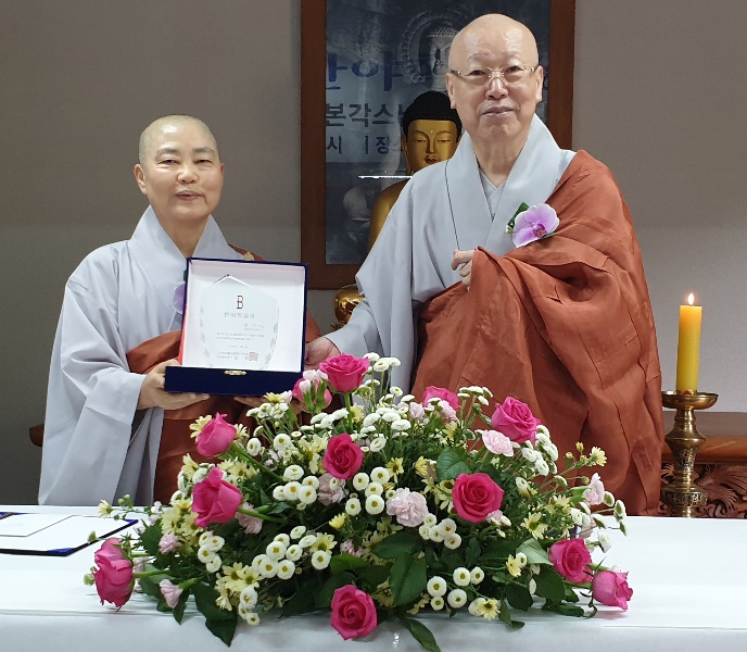 중앙승가대 명예교수 본각스님(왼쪽)이 지난 3일 제9회 반야학술상을 수상했다. 오른쪽은 반야불교문화연구원장 지안스님.