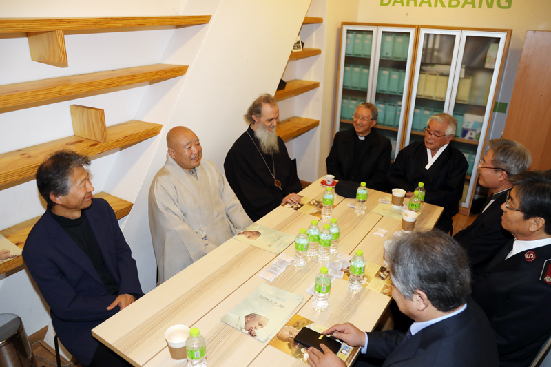영화 관람에 앞서 환담을 나누고 있는 총무원장 원행스님(왼쪽)과 종교 지도자들의 모습.