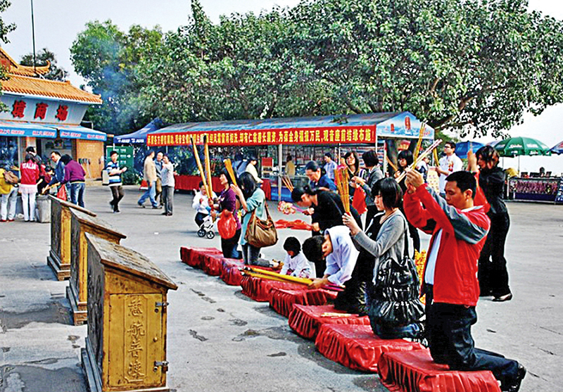 광동성 광주 연화산 금동관음상 앞에서 기도하는 사람들. ⓒbusang02