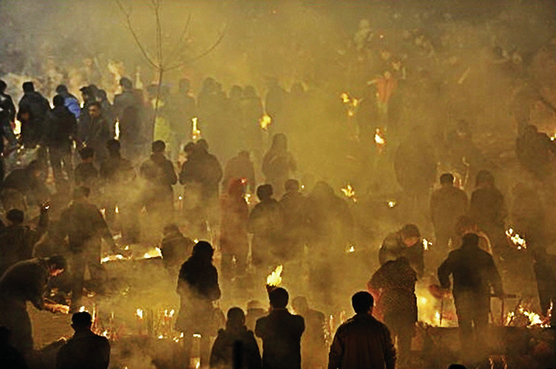 호북성 무한의 귀원사 앞에서 향을 사르며 재신에게 기도하는 이들. ⓒ人民圖片网