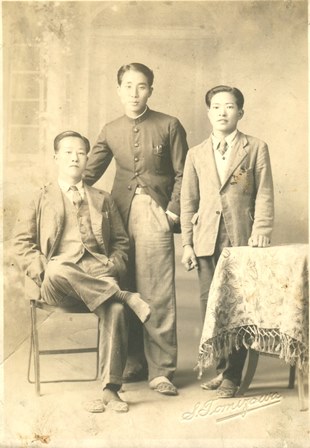 언론에 처음 공개되는 1920년대 불교중앙학림 또는 북경대 유학 시절 학우들과 함께한 해안스님 (가운데).                                               제공=동명스님