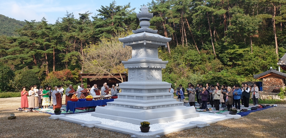 불교전등회 창립 50주년에 즈음해 해안스님을 기리는 심인탑이 지난 10월 내소사 지장암에서 선보였다.