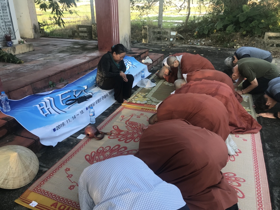 민간인 학살 피해 생존자 응우옌티안 씨에게 참회의 절을 올리는 사회노동위 스님들.