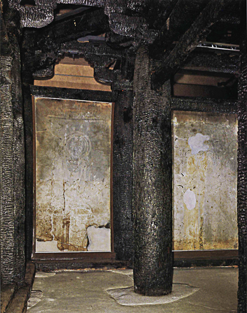 1994년 화재로 검게 그슬린 호류지 금당 내부 모습.