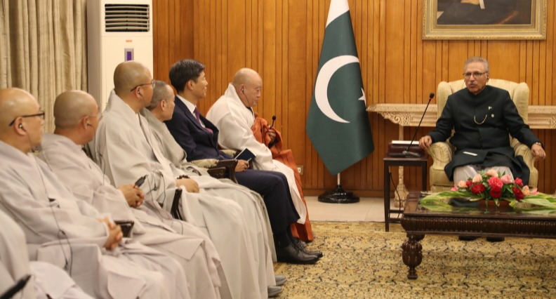총무원장 원행스님을 비롯한 조계종 방문단이 파키스탄 대통령과 면담을 갖고 있다.