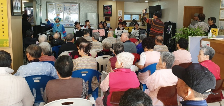 부산 사하구불교연합회는 11월22일 감천동 한우리요양병원에서 ‘어르신 작은 음악회’를 개최했다.