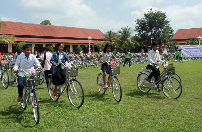 국제개발협력 NGO 로터스월드가 캄보디아 오지마을 학생들이 배움의 꿈을 이어갈 수 있도록 통학수단인 자전거를 선물해주는 캠페인에 나선다. 사진은 지난 2017년 사단법인 세상을향기롭게의 보시행으로 자전거를 선물받은 캄보디아 빈곤층 아이들의 모습. 불교신문 자료사진.