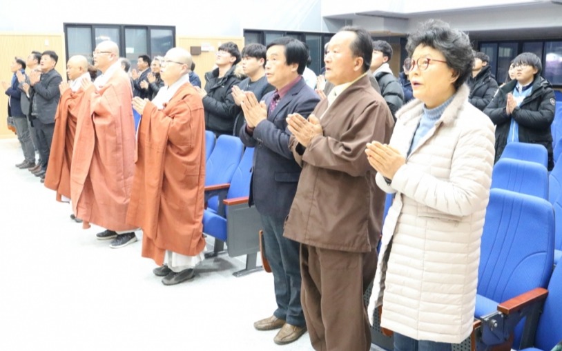 수현사 총무국장 응묵스님 등 전북불교계 지도자 다수가 참석해 모처럼의 새바람에 뜨거운 관심과 기대를 보여주었다.