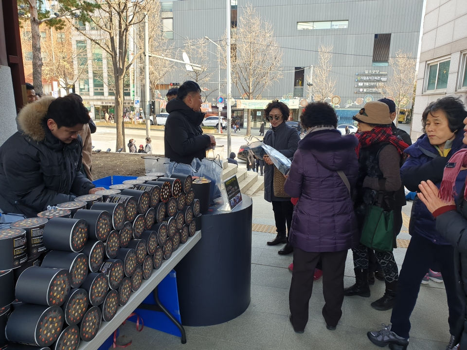 재단법인 아름다운동행은 11월27일 서울 조계사 일주문 앞에서 ‘아이연탄맨 캠페인 사전 홍보·모금 행사’를 진행하고 불자들의 정성을 모으는데 나섰다.