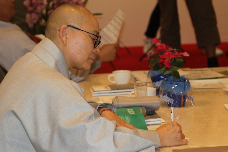 녹색불교 운동 후원 약정서를 쓰고 있는 참석자의 모습.