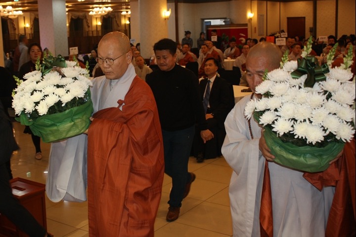 부처님께 헌화를 하고 있는 포교원장 지홍스님과 군종교구장 선묵스님.
