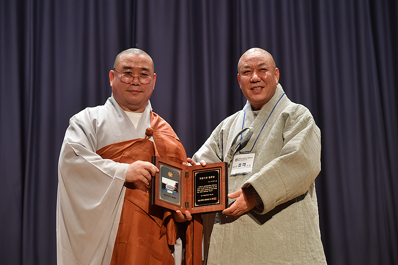봉선사 주지 초격스님(오른쪽)은 이날 자랑스러운 동문상을 수상했다.