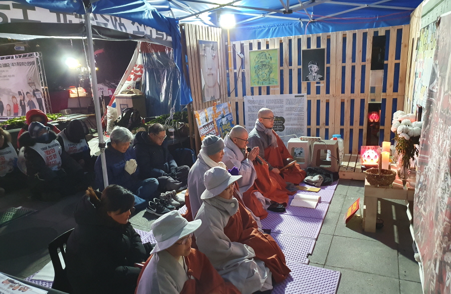 ‘고 김용균 노동자 1주기 추모 법회’에서 염불기도를 올리고 있는 스님들의 모습.