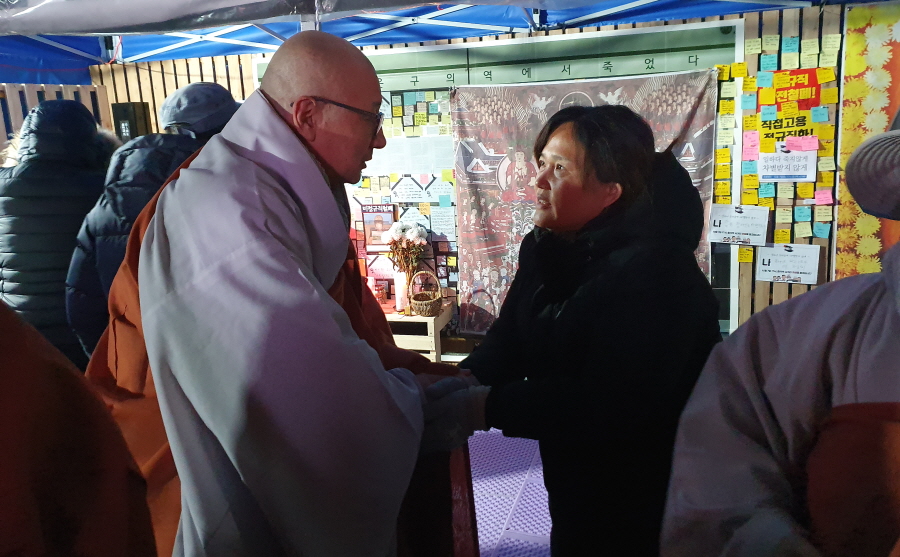 고인의 모친 김미숙 씨(오른쪽)가 스님들에게 감사 인사를 전하고 있는 모습.