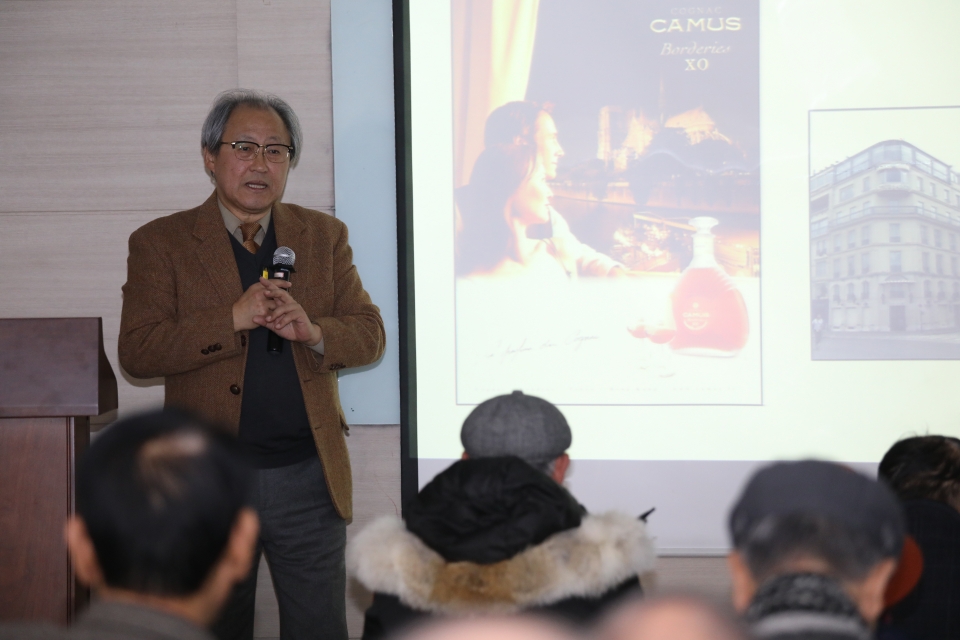 11월28일 서울노인복지센터 2층 철학교실에서 정장진 한국미술콘텐츠연구소장이 ‘광고로 보는 미술 걸작들. 광고를 우습게 보다가는 큰 코 다친다’라는 주제로 한 마지막 강의를 하고 있다.