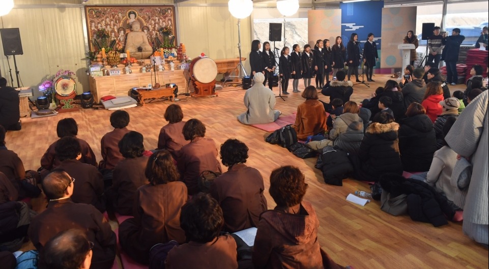 은석초등학교 연화회 어린이들이 12월7일 상월선원 천막법당서 공연을 펼치자 불자들의 박수와 환호가 쏟아졌다.
