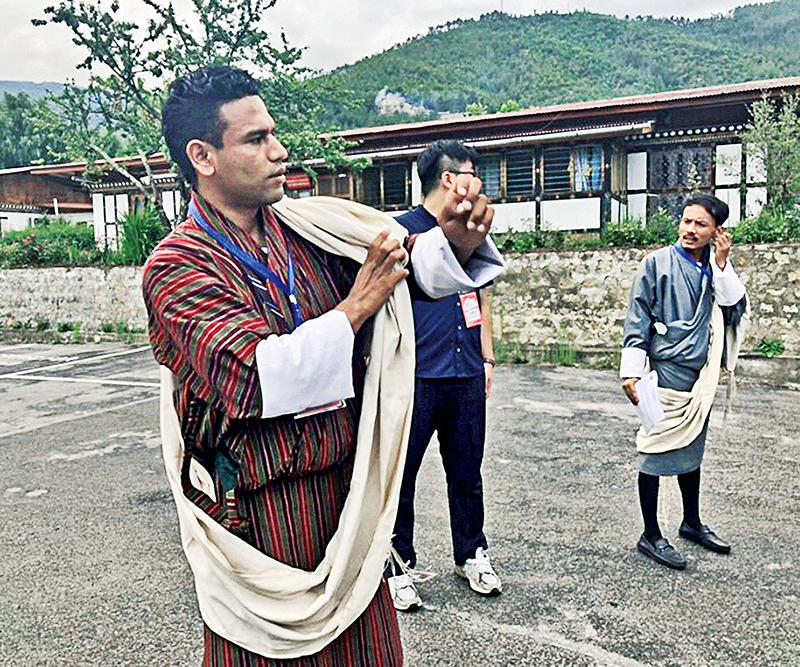 사원과 종(Dzong)에 들어갈 때 어깨에 두르는 카네. ⓒrm0213