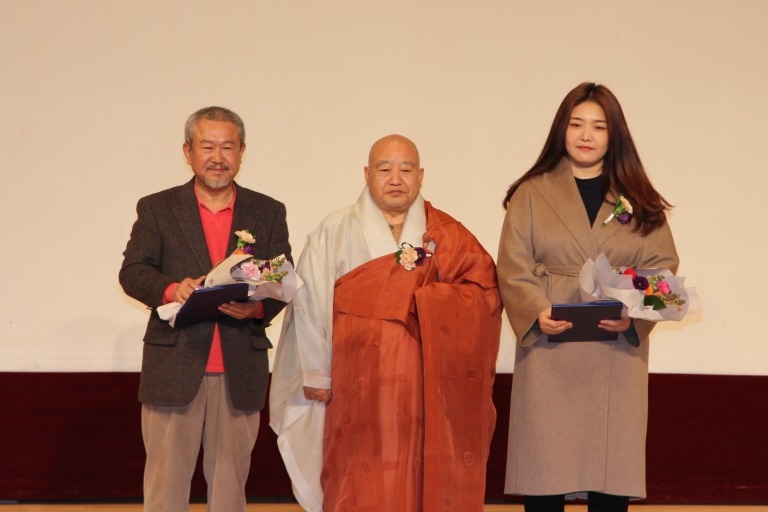 제30회 불교미술대전 시상식이 12월10일 한국불교역사문화기념관 전통문화공연장에서 열렸다. 총무원장 원행스님과 최우수상 수상자인 유현정(사진 오른쪽)씨와 한초 씨가 함께 기념촬영을 가졌다.