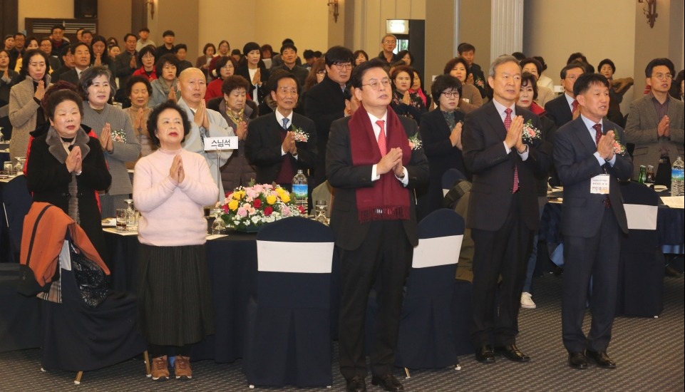 충북불교대학 총동문회는 12월10일 청주 S컨벤션센터에서 동문의 밤 행사를 개최하고 선후배의 정을 나누는 시간을 가졌다.
