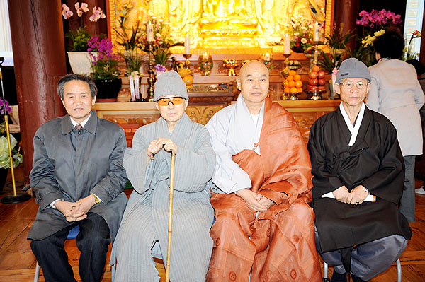 2010년 무비스님의 동국역경 원장 취임식에 참석한 송원스님(왼쪽 두번째) 모습. 불교신문 자료사진