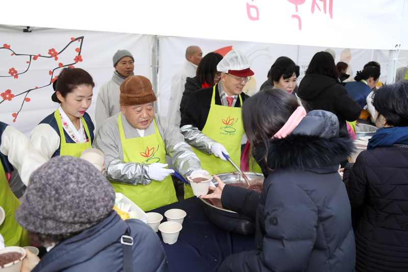 조계종 총무원장 원행스님은 서울 인사동 동지나눔축제 현장에서 시민들에게 직접 팥죽을 나눠주며 덕담을 건넸다.