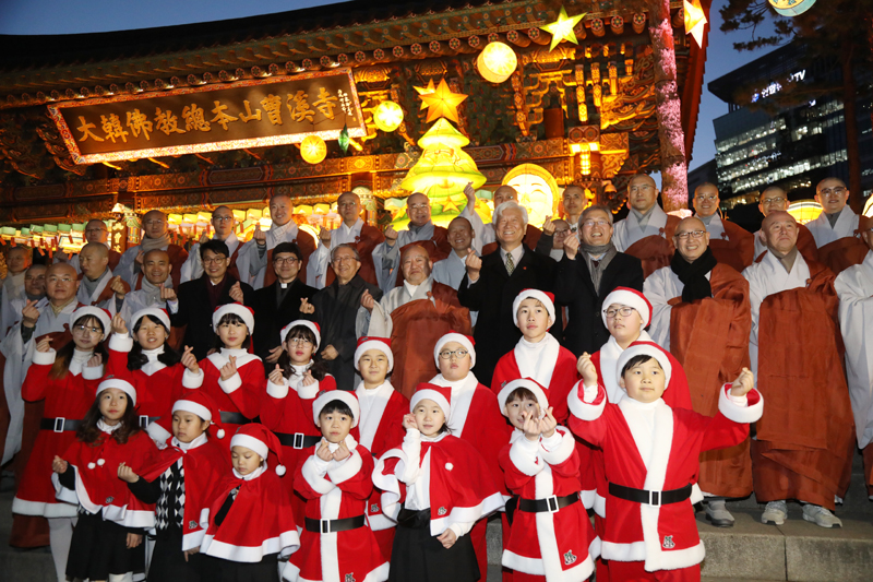 올 겨울도 변함 없이 종교평화와 행복을 발원하는 크리스마스 트리가 불교의 땅에서 환하게 빛을 냈다. 종단이 개최한 '크리스마스 트리 점등식'에서 조계종 총무원장 원행스님을 비롯한 참석자들이 기념사진을 찍는 모습.