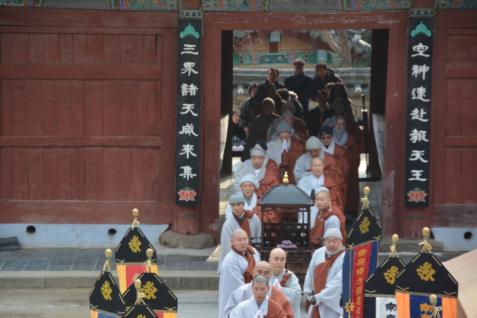 국립광주박물관 수장고 부처님 사리가 지리산 화엄사 천왕문을 지나 각황전으로 향하고있다.