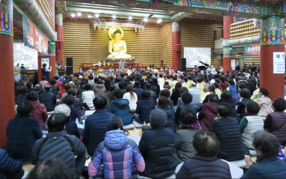 창원 정법사는 12월27일 주지 도문스님과 사부대중이 참석한 가운데 만불전에서 송념의 밤 행 사를 열었다.