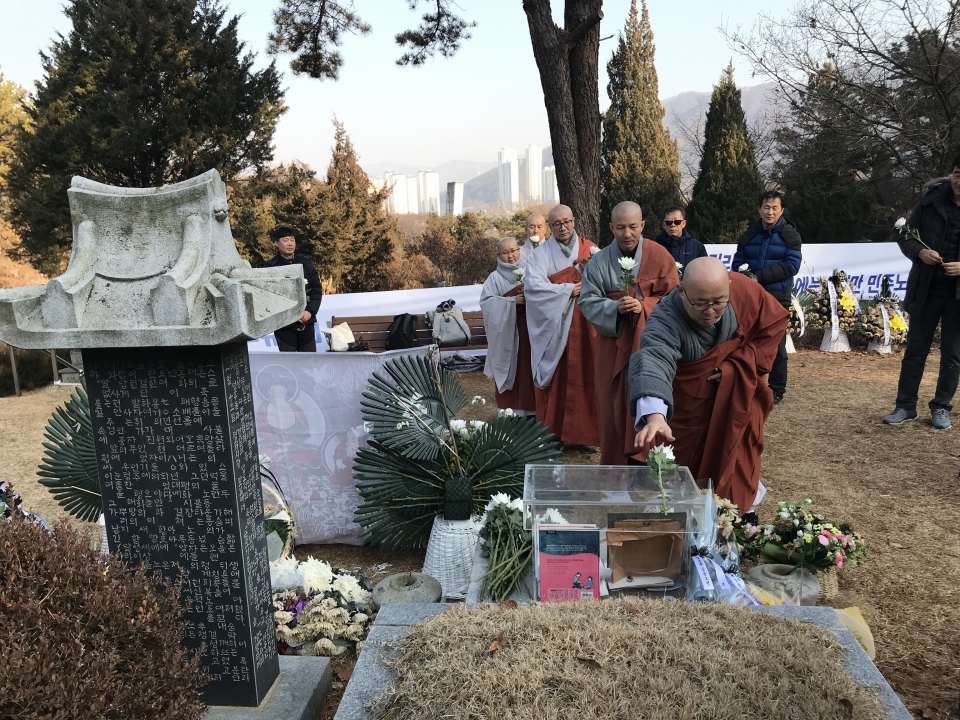 사회노동위원과 집행위원 등이 전태일 열사 묘소를 참배하고 있다.
