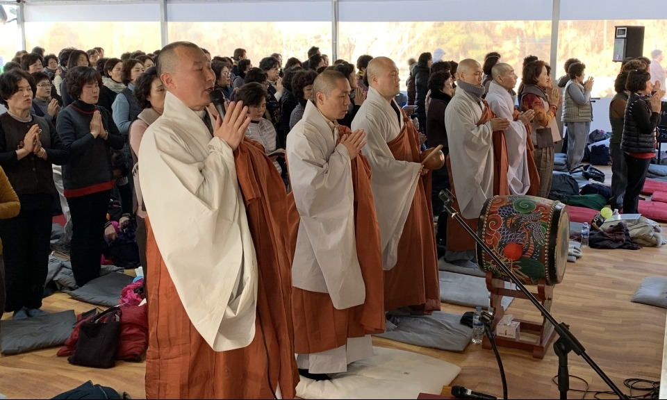 대흥사 주지 법상스님이 1월4일 신도들과 함께 상월선워 천막법당에서 다라니기도를 하고 있다.