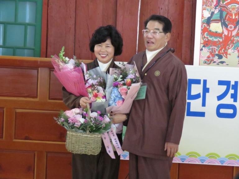 11대 경남지역단 단장에 취임한 성불화 단장이 축하의 꽃다발을 받았다.