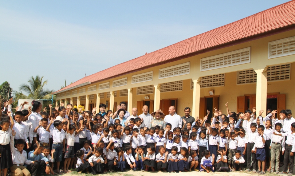 캄보디아 아이들에게 희망을 전달하는 지구촌공생회의 자비행이 2020년 새해부터 활기를 띠고 있다. 캄보디아 따께오 주 쁘레익따퍼 바라밀 초등학교에서 열린 선물 전달식 이후 기념사진을 찍는 모습.