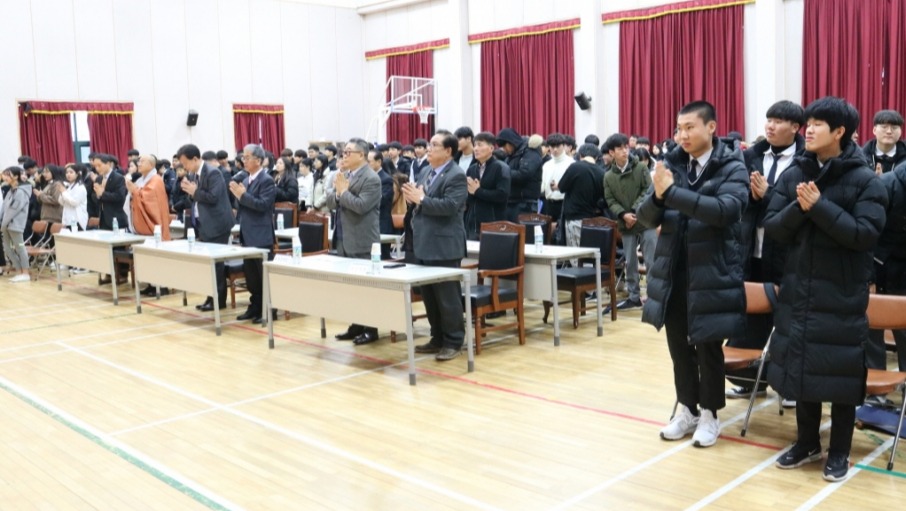 김제 금산중 고등학교가 합동으로 졸업식을 갖고 80여명의 졸업생을 배출했다.