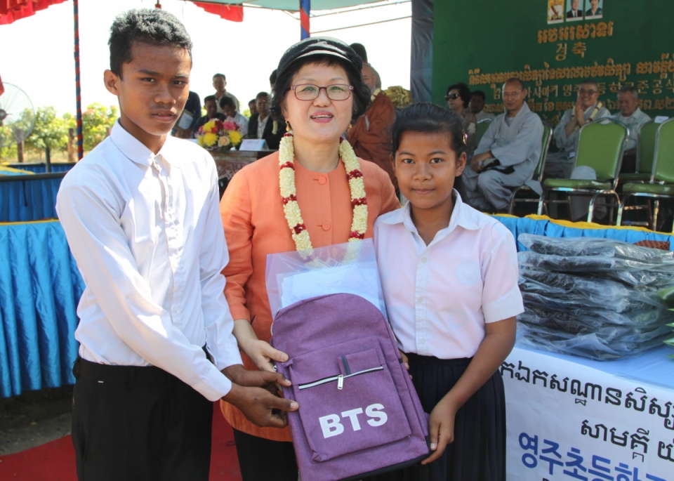 사마키 영주 초등학교 후원자 도영주(가운데) 씨는 아이들을 위한 가방 등 학용품을 선물하며 힘을 북돋아줬다.