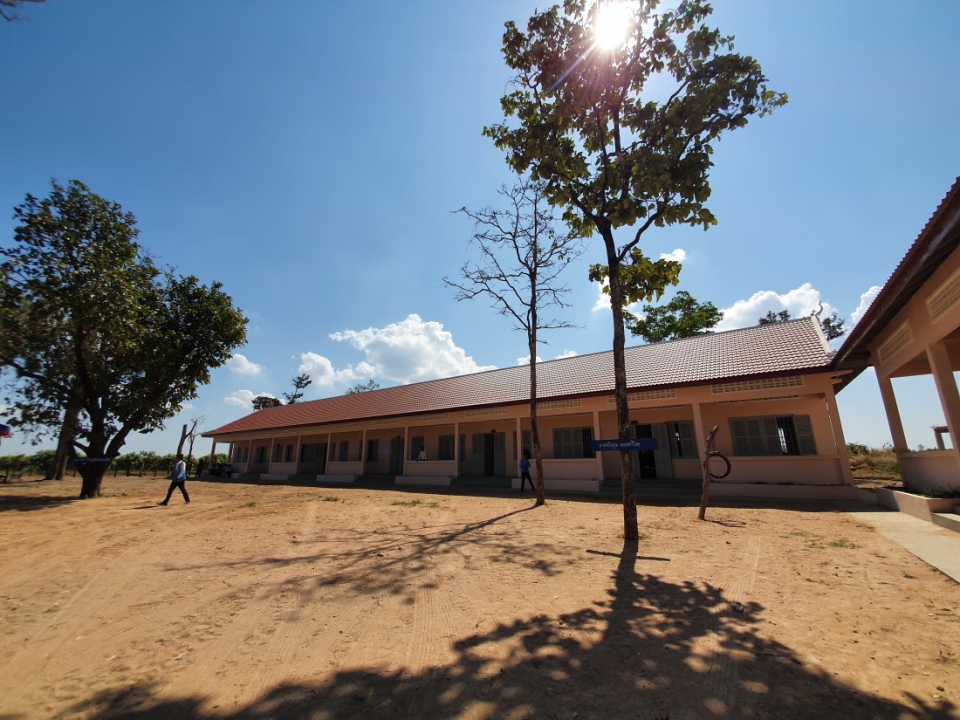 사마키 영주 초등학교 모습. 교실 6칸, 교무실이 있는 건물과 화장실 등으로 구성됐다. 마을 내 유일한 정규 교육시설로서 약 220여 명의 학생들이 미래를 향한 꿈을 키워갈 예정이다.