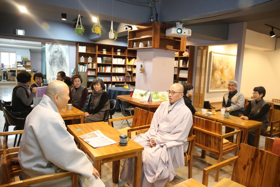 2층 Coffee & 갤러리 북카페 ‘소소’에서 담소를 나누고 있는 정호스님과 효산스님.