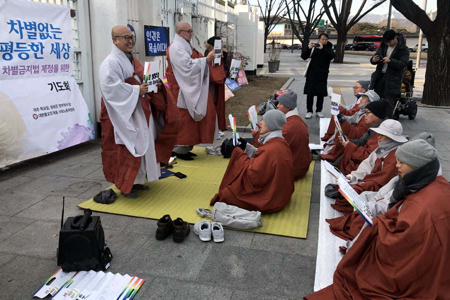 1월16일 서울 세종로 정부종합청사 앞에서 열린 첫 기도회에서 사회노동위원 스님들은 차별금지법 제정의 필요성을 역설했다.