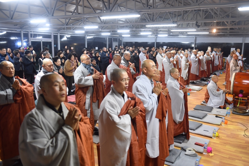 용맹정진에 동참한 40여 명의 종회의원 스님들.