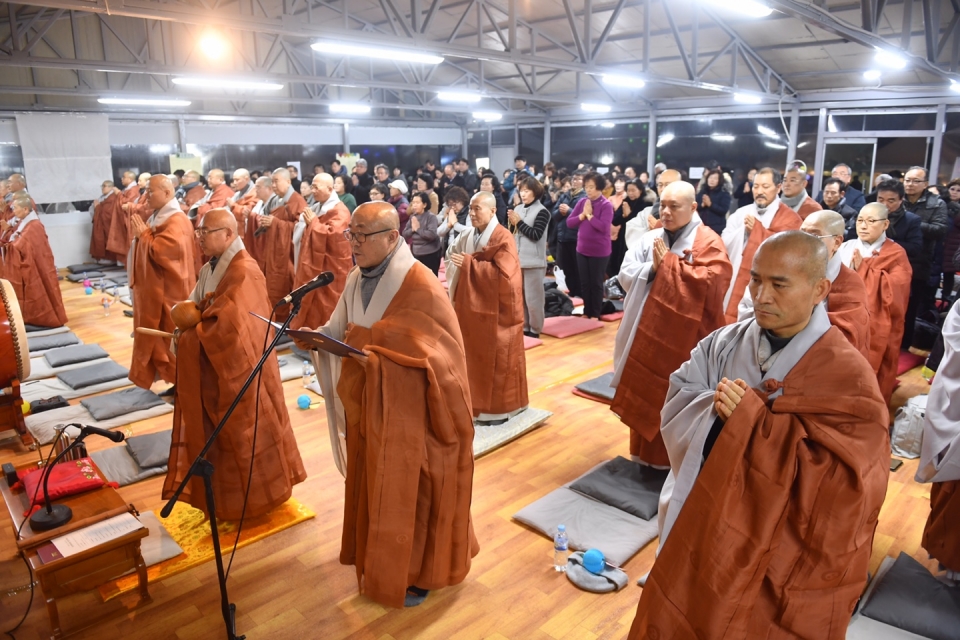 기도하는 중앙종회의원 스님들과 불자들.