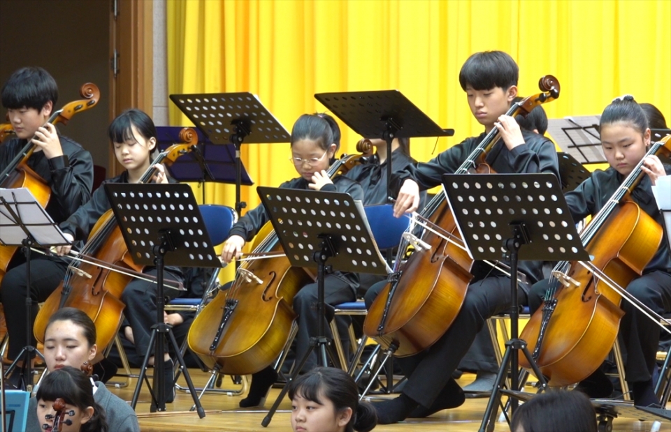 첫 정기연주회를 가진 B.U.D유스 오케스트라 단원들.