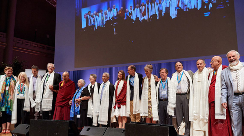 2016년 9월 달라이 라마가 이끄는 ‘마음과 삶 연구소’가 유럽연합의 수도 벨기에 브뤼셀에서 ‘힘과 보살핌(Power and Care)’를 주제로 개최한 31번째 콘퍼런스에서 행사를 마친 참가자들이 기념촬영을 하고 있다.