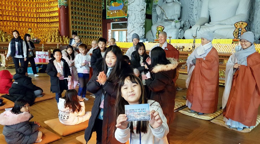 ‘겨울왕국 나를 찾는 여행 in 법륜사’ 템플스테이에 참가한 어린이들이 즐거운 시간을 보내고 있다.