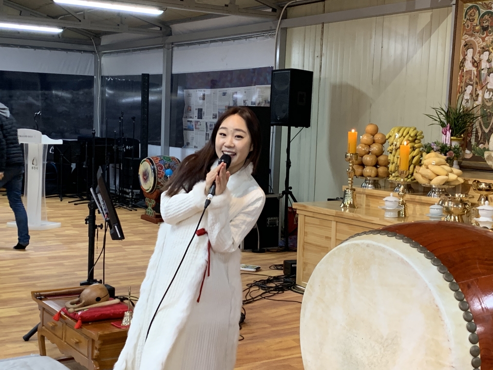 초대가수 권미희 씨가 노래하고 있다.
