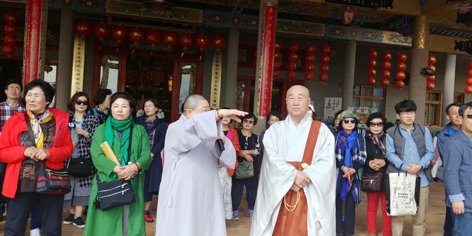 한국 절을 닮아 더 친근하게 다가온 제원사를 안내하는 주지 스님.